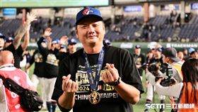 ▲台灣隊在世界12強棒球錦標賽奪冠，總教練曾豪駒繞場後比出手指愛心。（圖／特派記者劉彥池攝影）