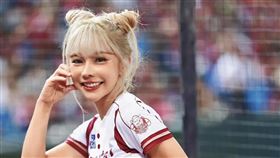 38歲的巫苡萱為樂天桃猿裡第二高齡的應援女孩。（翻攝自巫苡萱臉書）