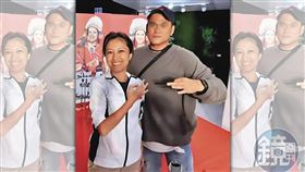 前總統府發言人谷辣斯．尤達卡（左），去年遭本刊踢爆與已婚李姓隨扈（右）發生不倫戀，雖然至今矢口否認，但李男近日在臉書上承認二人的地下情。（讀者提供）