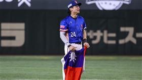 12強台灣隊奪冠  陳傑憲感動淚崩（1）世界12強棒球賽台灣隊24日擊敗日本隊摘金，轟出關鍵3分砲的隊長陳傑憲（圖）獲選本屆最有價值球員（MVP），另外還包辦打擊王、最佳防守球員、最佳外野手等獎，他在比賽結束後手持中華民國國旗，一度感動淚崩，中央社記者鄭清元攝  113年11月24日