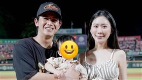 陳傑憲（左）頒獎典禮後滿場找老婆綺綺（右）。（圖／翻攝自IG）