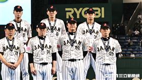 ▲世界12強棒球錦標賽冠軍戰，日本隊不敵台灣拿下亞軍監督井端弘和（前排右1）面無表情。（圖／特派記者劉彥池攝影）