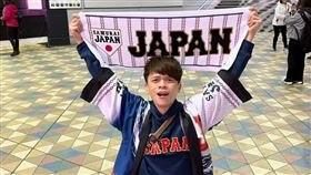 蔡阿嘎替中華隊加油，但自認反指標體質改拿日本毛巾。（圖／翻攝自蔡阿嘎臉書）