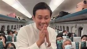 搭高鐵嗨喊，台灣隊贏日本，熱血男請全車廂喝飲料 網淚:有夠可愛 (圖／翻攝自Treads@chenbubu55555)