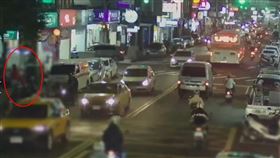 紅衣女因不明原因撂倒女童，讓家長氣壞。（圖／警方提供）