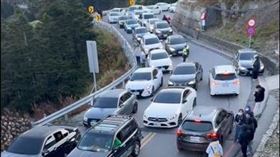 合歡山，武嶺，BMW逆向違停，害車流回堵大塞車，民眾怒火狂轟駕駛:沒公德心 (圖／翻攝自Treads)