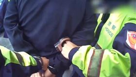 汐止莽男持刀逼親姐談判，遭警方逮補。（圖／翻攝畫面）