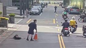 內湖聯發科前情殺，蔡女遭宿姓前男友砍殺。（圖／翻攝畫面）