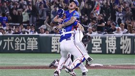 12強冠軍戰  林凱威關門成功世界12強棒球賽冠軍戰24日在東京巨蛋由台灣隊與日本隊交手，9局下，台灣隊林凱威（後）登板順利關門，與捕手戴培峰（前背對者）開心相擁，吶喊慶祝勝利。中央社記者鄭清元攝  113年11月24日