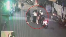 警方到場後連忙上前協助，將鬧事2人逮補。（圖／警方提供）