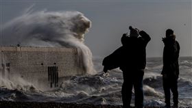 英國遭受風暴「伯特」（Bert）的強風豪雨，造成「毀滅性」洪水，共計全英國已發布約100次洪水警報。（圖／路透社／達志影像）