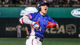 12強冠軍戰  陳傑憲5局轟3分砲興奮吶喊世界12強棒球賽冠軍戰24日晚間於東京巨蛋上演台日對決，5局上半台灣進攻，隊長陳傑憲（圖）氣勢旺，一棒敲出3分全壘打，幫助球隊拉開領先差距，跑壘時興奮吶喊。中央社記者鄭清元攝  113年11月24日
