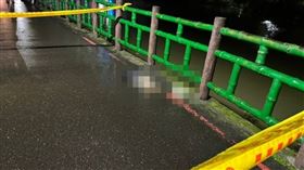 新北市汐止金龍湖昨天（24日）發生一起溺水事件，一名住在宜蘭的宋姓女子（57歲）疑似與女兒吵架後，獨自前往金龍湖散心，警消人員獲報前往協尋，但找到宋女時已無生命跡象，經送醫搶救仍不治。