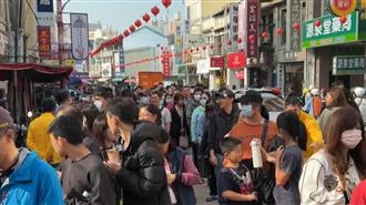 鎮瀾宮建醮集章冊加印　信徒排領繞廟兩圈