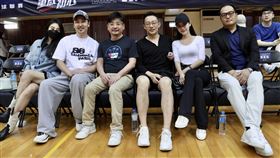 田欣（左起）、汪小菲、中華籃協理事長謝典林、汪小菲、Mandyy、柏力力籃球隊領隊許英傑律師同台（圖／記者鄭孟晃攝）