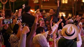 沉浸式辦桌喜劇《一村喜事》2.0新郎新娘向貴賓敬酒的時候，聽到全壘打好消息，全場振臂歡呼。（圖／金星文創提供）