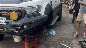 千斤頂突然失效害白男當場受困於車底。（圖／警方提供）