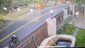 隨身包包，藏毒被逮，雲林男跳車逃逸，遭警當街攔截扭打(圖/翻攝畫面)