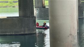 王男落水後，警消連忙協助將其脫困送醫。（圖／翻攝畫面）