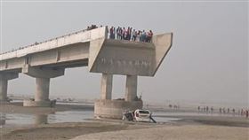 汽車從未完工的高架橋上墜落，車上3名男子身亡。（圖／翻攝自X平台）