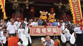 ▲白鶴獅陣獲贈匾額。（圖／翻攝自雲林縣政府）