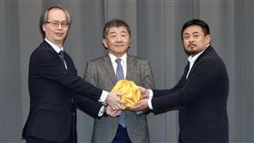 勞動部長交接典禮勞動部長交接典禮25日下午舉行，由行政院政務委員陳時中（中）監交，代理部長陳明仁（左）將印信交給新任部長洪申翰（右）。中央社記者張皓安攝  113年11月25日