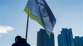 全球塑膠公約談判 巨眼旗幟監督綠色和平全球團隊與國際行動藝術家阿契爾（Dan Acher）合作，25日在全球塑膠公約談判場外升起一面長30公尺、寬24公尺的「萬眾矚目」（We are watching）巨型旗幟，表達「全球公民都正看著」。（綠色和平提供）中央社記者廖禹揚首爾傳真  113年11月25日