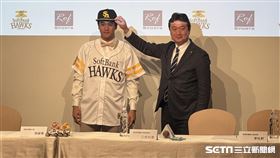 ▲張峻瑋正式加盟軟銀鷹。（圖／記者黃耿誼攝影）

