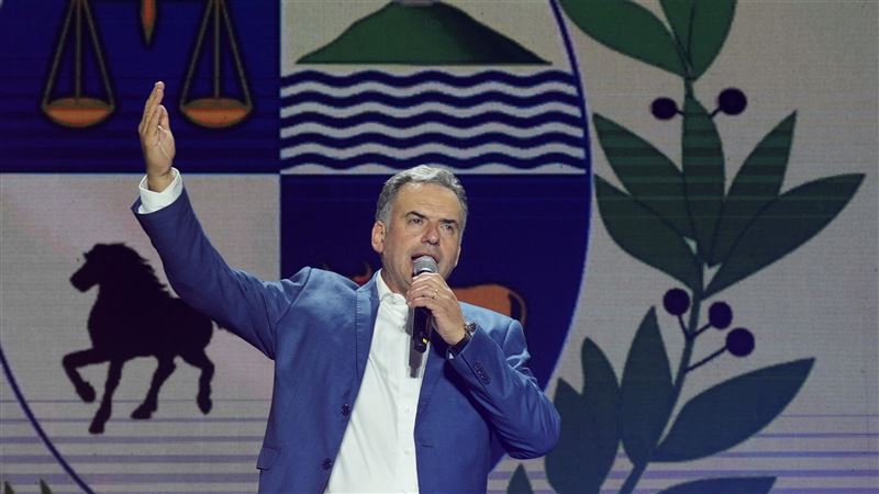 烏拉圭新總統走親民風　手拿馬黛茶遛狗