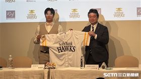 ▲張峻瑋正式加盟福岡軟體銀行鷹。（圖／記者黃耿誼攝影）