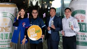 台北101今晚點燈迎接台灣英雄凱旋歸國。