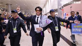 台灣隊25日晚間抵台，隊長陳傑憲戴墨鏡現身桃園機場。（圖／記者鄭孟晃攝影）