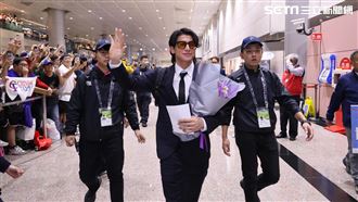 台灣隊25日晚間抵台，隊長陳傑憲戴墨鏡現身桃園機場。（圖／記者鄭孟晃攝影）