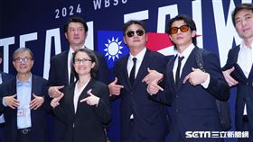 台灣隊總教練曾豪駒（右3）帶著墨鏡帥氣現身，受訪感謝兩位投手教練林岳平、王建民。（圖／記者趙于瑩攝影）