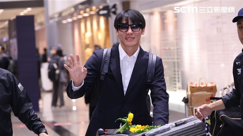 台灣隊25日晚間抵台，陳晨威現身桃園機場。（圖／記者趙于瑩攝影）