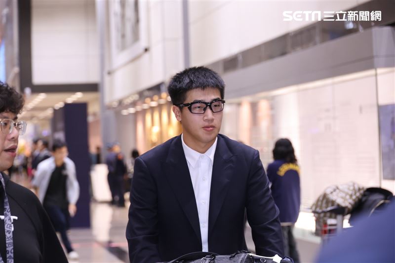 12強台灣隊抵台，莊昕諺一身帥氣西裝現身桃機。（圖／記者鄭孟晃攝影）