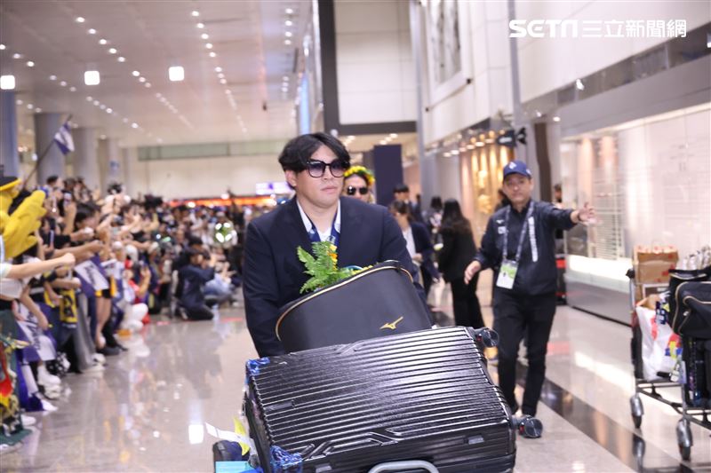 棒球12強台灣隊凱旋歸國，球員曾頌恩現身桃機。（圖／記者鄭孟晃攝影）