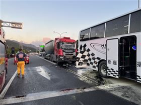 ▲屏東獅子鄉水泥車疑似煞車不及，追撞遊覽車後又波及一輛機車。（圖／翻攝畫面）