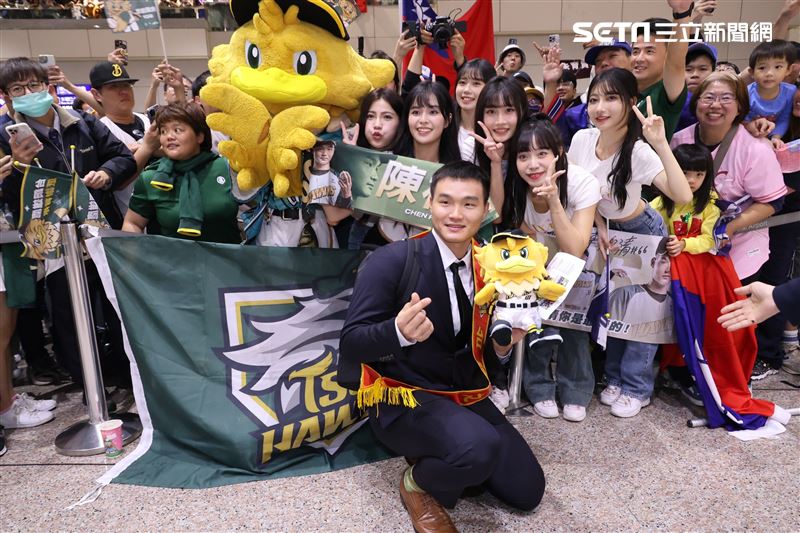 棒球12強台灣隊凱旋歸國，陳柏清（前排蹲者）現身桃機。（圖／記者鄭孟晃攝影）