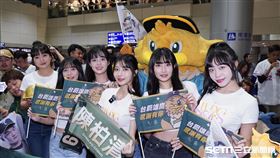 台鋼雄鷹球團派出超豪華接機團，迎接雄鷹代表陳柏清。（圖／記者趙于瑩攝影）