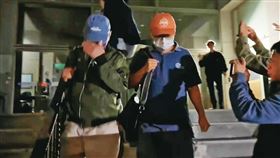 陳啟昱（右）上月23日獲台南地院無保請回，旋即潛逃，直至本月25日才投案。（鏡新聞提供）