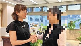 謝宜容（左）辦公室似有精心設計，隨處可見綠植。（民眾提供）