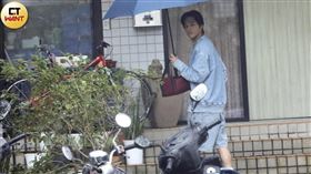 藍正龍拎著保溫袋現身台北市民生社區。（圖／本刊攝影組）
