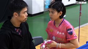 莊智淵親赴中華桌球排名資格賽現場指導愛徒葉伊恬，讓她再度入選成人國手。（圖片來源：三立新聞）