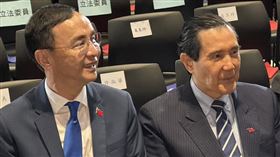 ▲國民黨全代會現場，現任主席朱立倫（左）、前總統馬英九（中）、前主席吳伯雄（右）（圖／記者陳怡潔攝影）