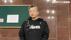 ▲中職會長、立委蔡其昌穿Taiwan帽T受訪（圖／記者高逸帆攝影）