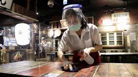 餐飲開放內用  業者做好清消（3）全國COVID-19疫情警戒降為二級，雙北3日有條件開放餐飲內用，店家加設隔板，並以酒精消毒桌面。中央社記者張皓安攝  110年8月3日