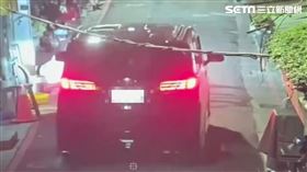 李男駕駛阿法休旅車，因不滿被擋道，遂持折疊刀砍傷騎士。（圖／翻攝畫面）