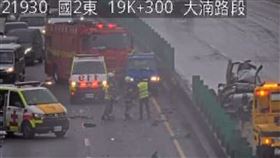 國道2號,聯結車,鋼條,小貨車（圖／翻攝自記者爆料網）