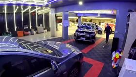 宜縣警局日前偵破竹聯幫弘仁會宜蘭分會涉及多起暴力、恐嚇案件，多名被害人遭嫌犯以大榔頭敲擊，導致嚴重骨折、手指截肢，陳姓主嫌等12人已被全數拘提到案。該分會以羅東鎮一處車體美研工坊作為成員聚集堂口，縣政府認定為違章建築，今早已依法執行拆除。